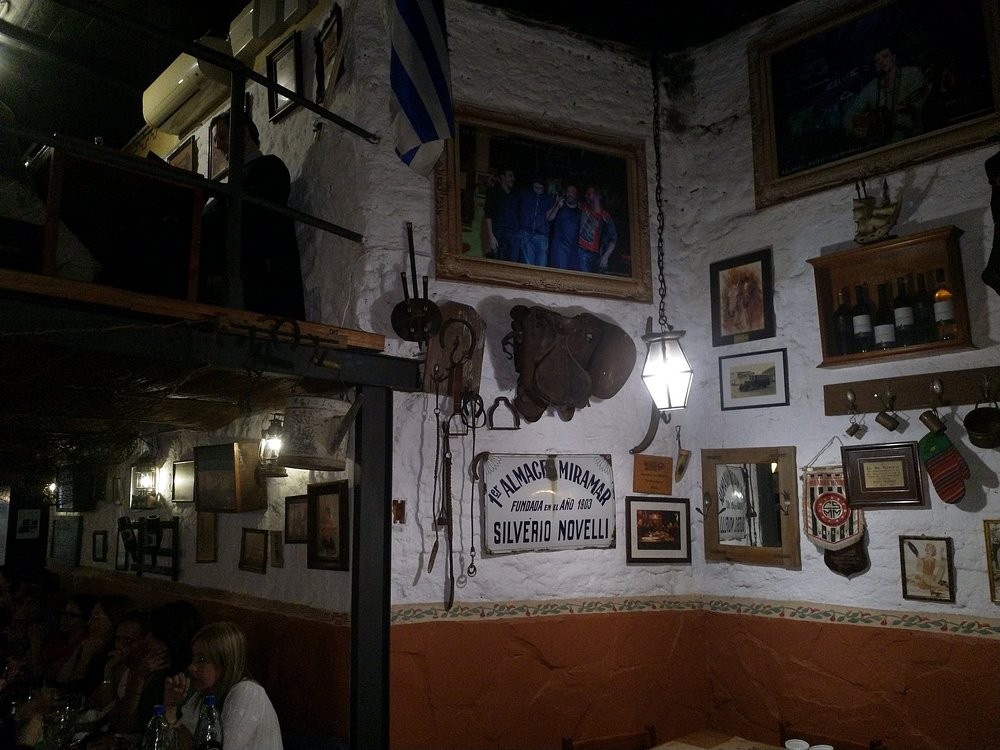 Interior con objetos de campo uruguayo